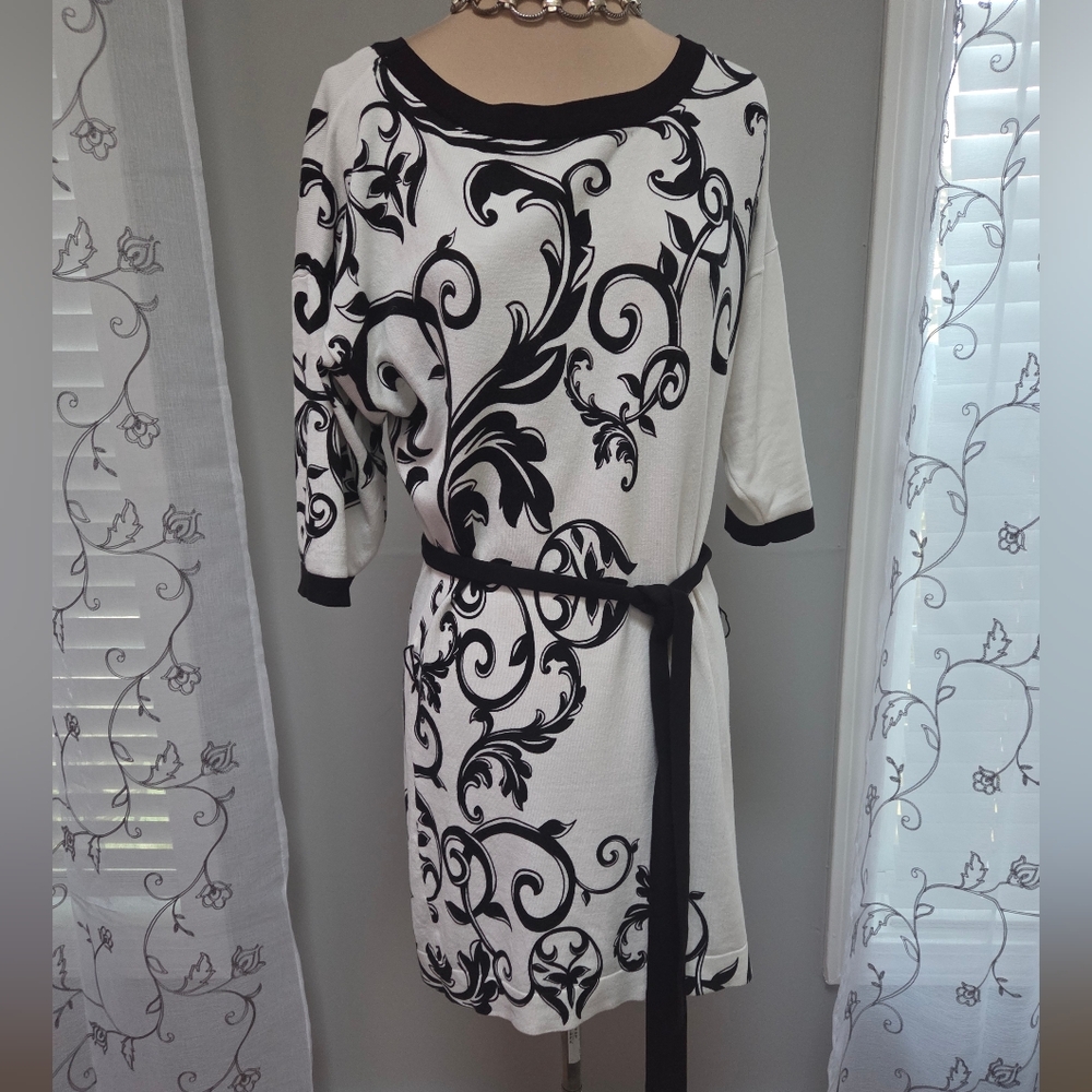 WHBM  White Black Tunic sz Small